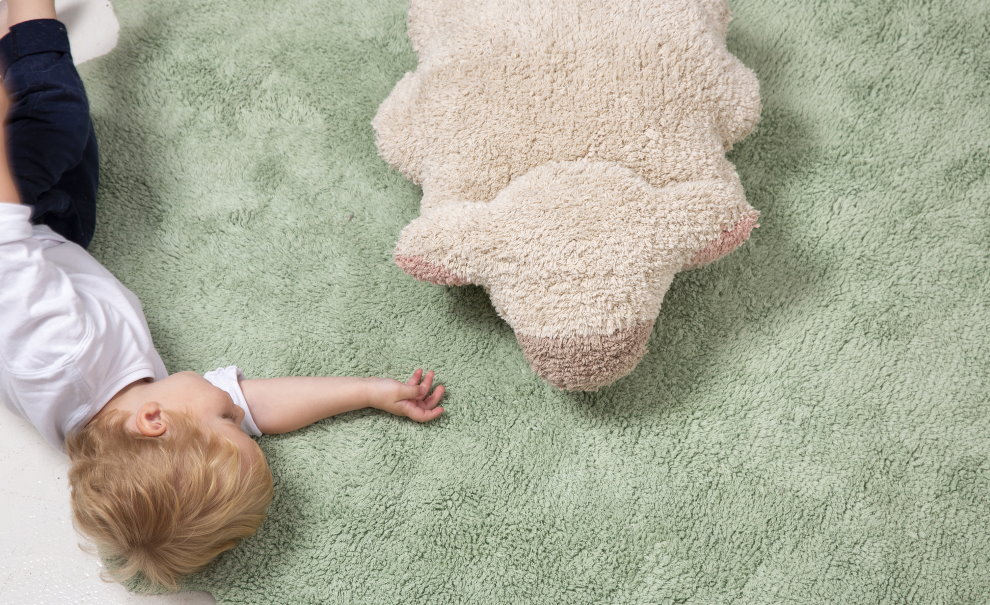 Ребенок дошкольного возраста на мягком ковролине