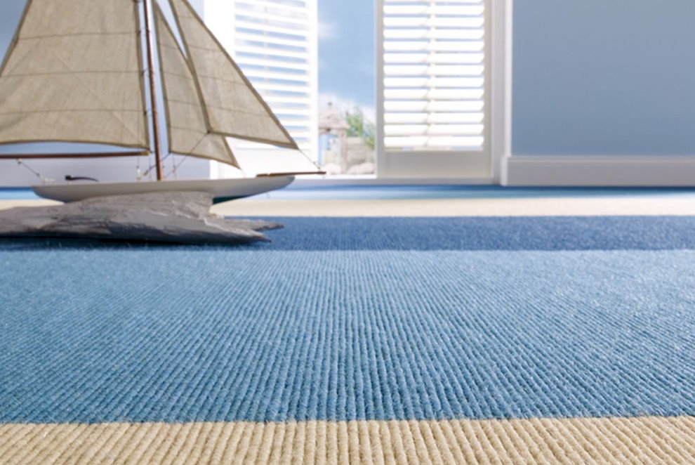 Синие и голубые полосы на ковре в детской