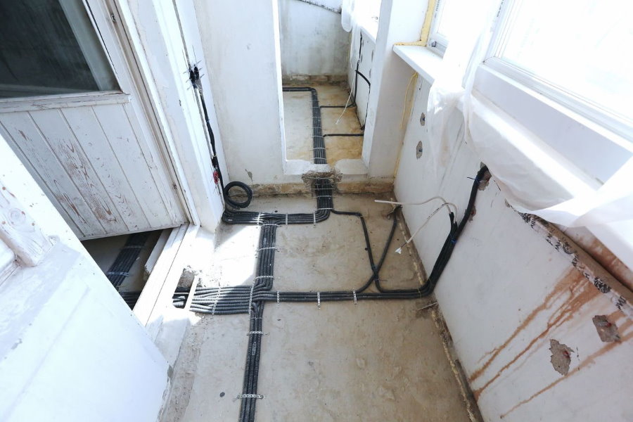 Прокладка электропроводки перед присоединением балкона к комнате