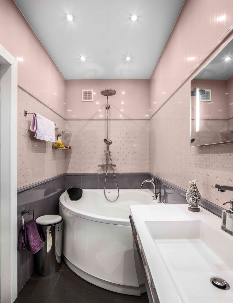 Розовые стены в компактной ванной