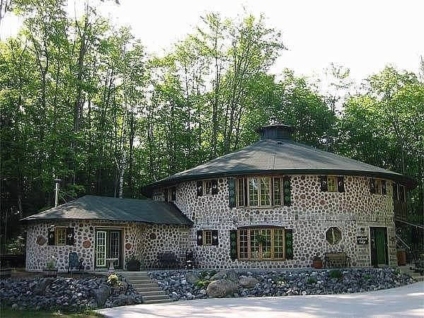 дровяной дом со стенами из поленьев