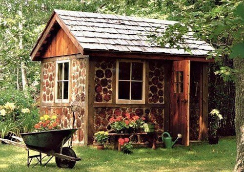 Дачный садовый дом со стенами из дров поленьев