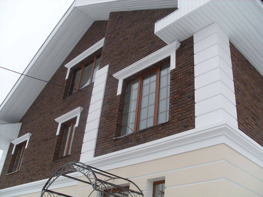 Образец фасада из кирпича: кладка, украшенная полиуретановой лепниной