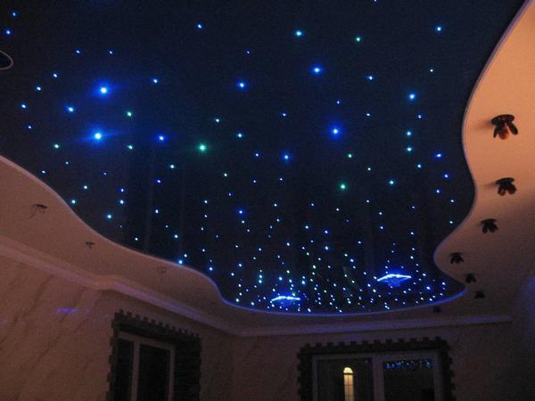 Глянцевый потолок «Звездное небо» - удачное воплощение дизайнерской мысли, поражающей воображение высокой степенью реалистичности