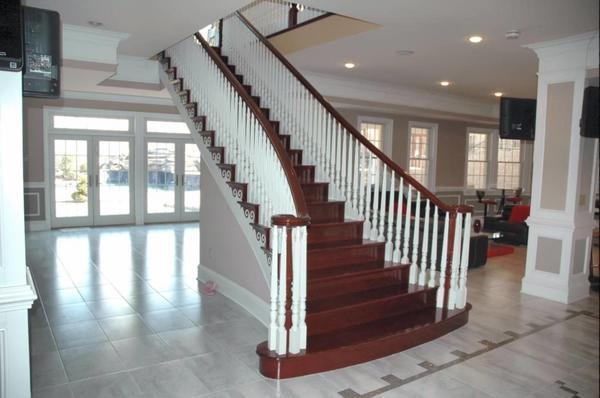 Перед тем как устанавливать лестницу в комнате, следует сперва сделать замеры помещения и самой конструкции 