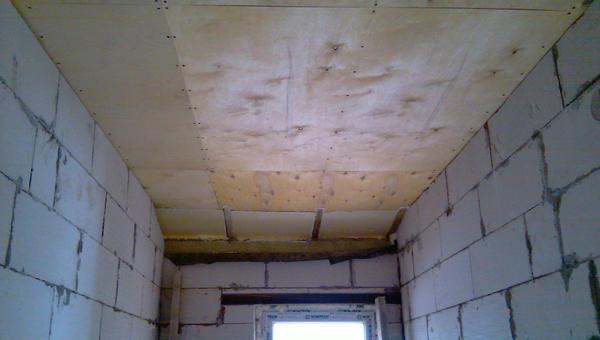 Отделку потолка в гараже можно сделать при помощи фанеры, перед этим очистив потолок и устранив неровности