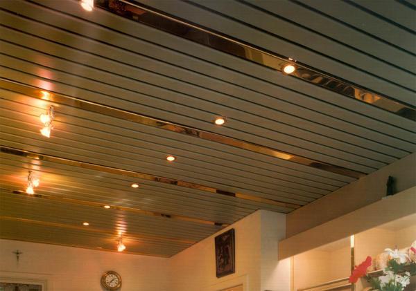Реечный потолок – это подвесная конструкция, отличающаяся прочностью, долговечностью, разнообразием красок, влагоустойчивостью