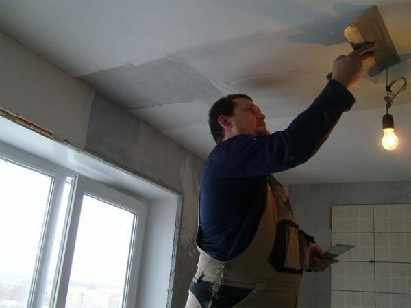 Перед началом работы следует очистить рабочую поверхность, используемую для монтажа подвесного потолка, от пыли и грязи