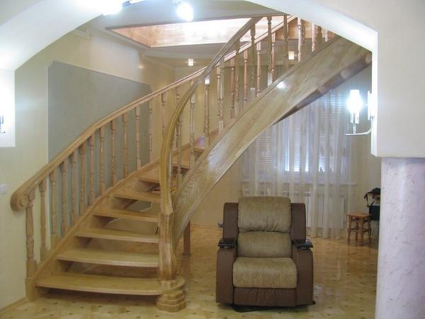 Красиво и изысканно в интерьере загородного дома будет смотреться деревянная винтовая лестница 