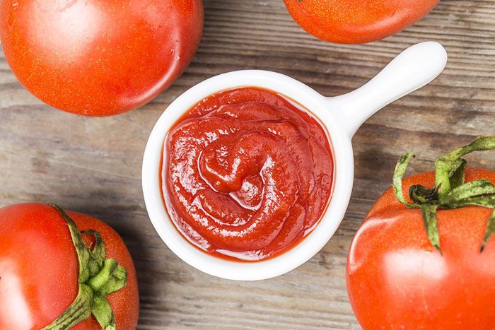 Для дела сгодится домашняя или покупная томатная паста, это отличное подручное средство