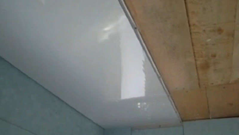 Плюсы потолка из пластиковых панелей в ванной