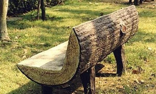 Садовая скамейка из цельного бревна. Фото с сайта guru-remonta.ru