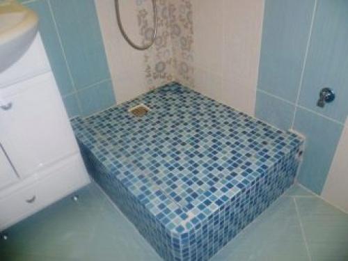 Можно ли мозаику класть на пол в ванной. Свойства материала и его выбор