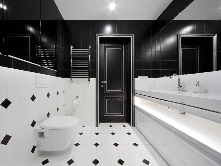 черно-белый дизайн ванной комнаты с горизонтальным делением стен фото