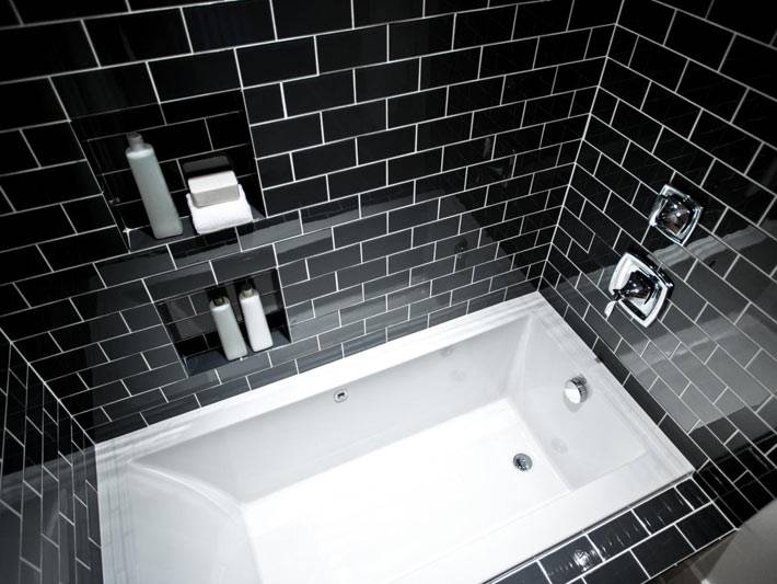 черная глянцевая плитка с белыми швами в интерьере ванной комнаты