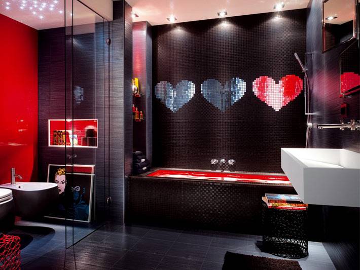 яркие элементы на фоне черных стен в стильной ванной комнате