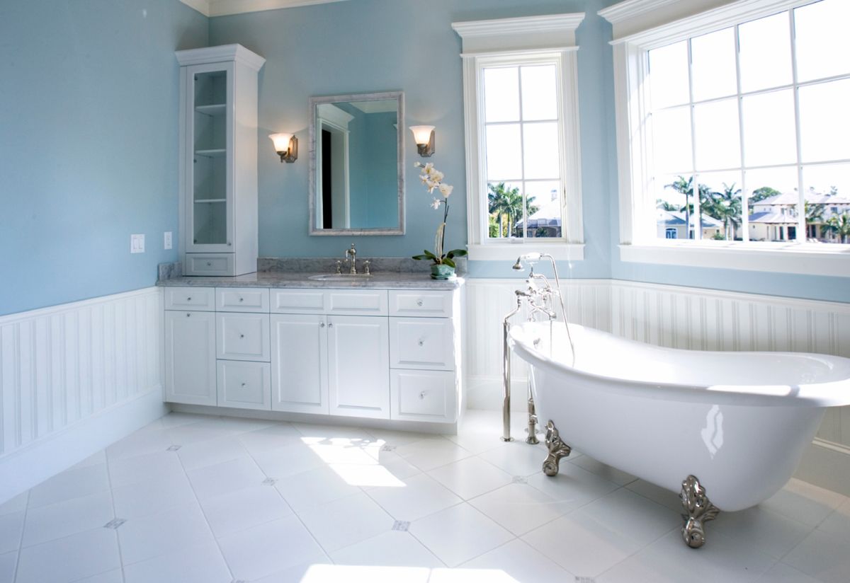 Голубой цвет стен в ванной