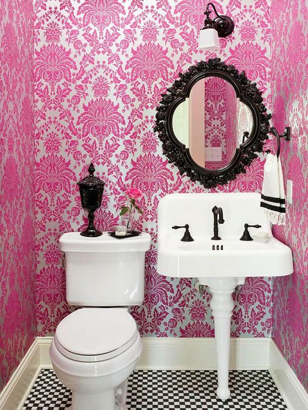 Розовая стена в ванной