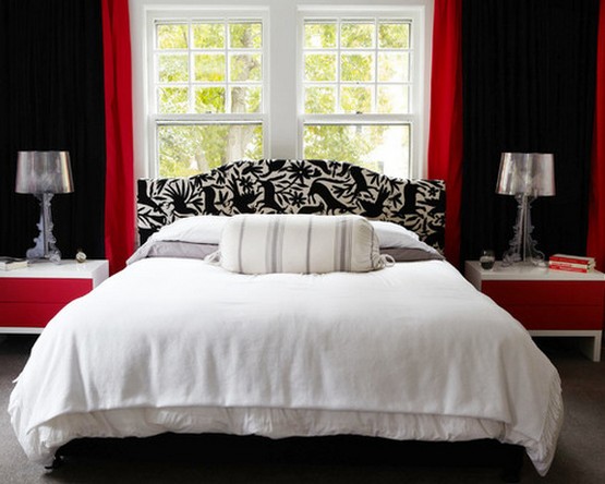 красно-черные шторы под черные стены спальни