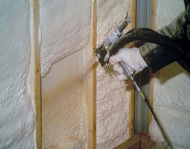 Самый распространенный метод использования пенополиуретана - напыление его на стены