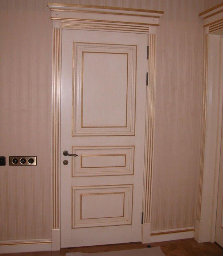 Красивая белая дверь из МДФ отлично подойдет для интерьера, который оформлен в классическом стиле 