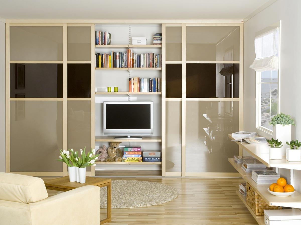 Если гостиная небольшая, то для хранения вещей рекомендуется использовать встроенную раздвижную мебель 