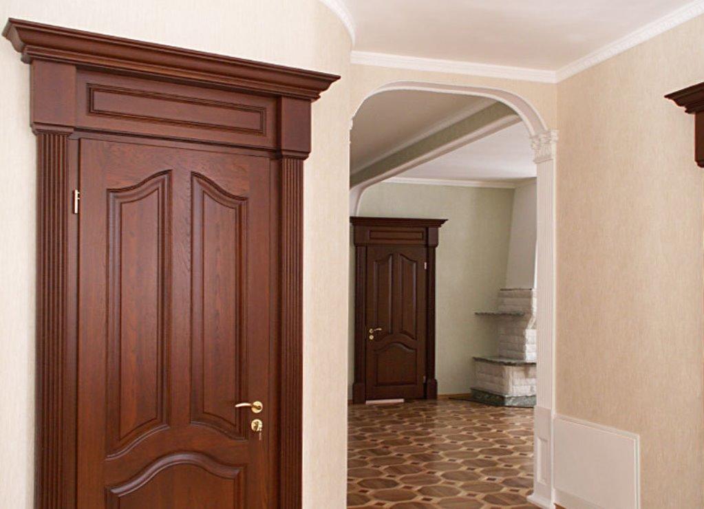 Достаточно часто межкомнатные двери изготавливаются из из древесных плит, которые являются отличной заменой натуральному дереву