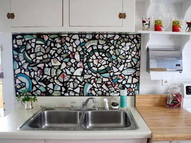 Фарфоровой или керамической мозаикой можно украшать не только мебель