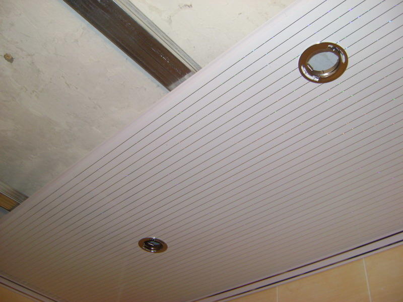 Сделать потолок из ПВХ можно самостоятельно, главное – подобрать качественные материалы и тщательно изучить пошаговую инструкцию по установке 