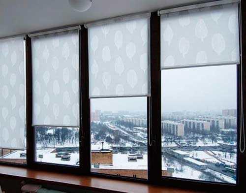 Пластиковые окна сильно отличаются от своих деревянных аналогов: именно поэтому к ним следует подобрать особые шторы