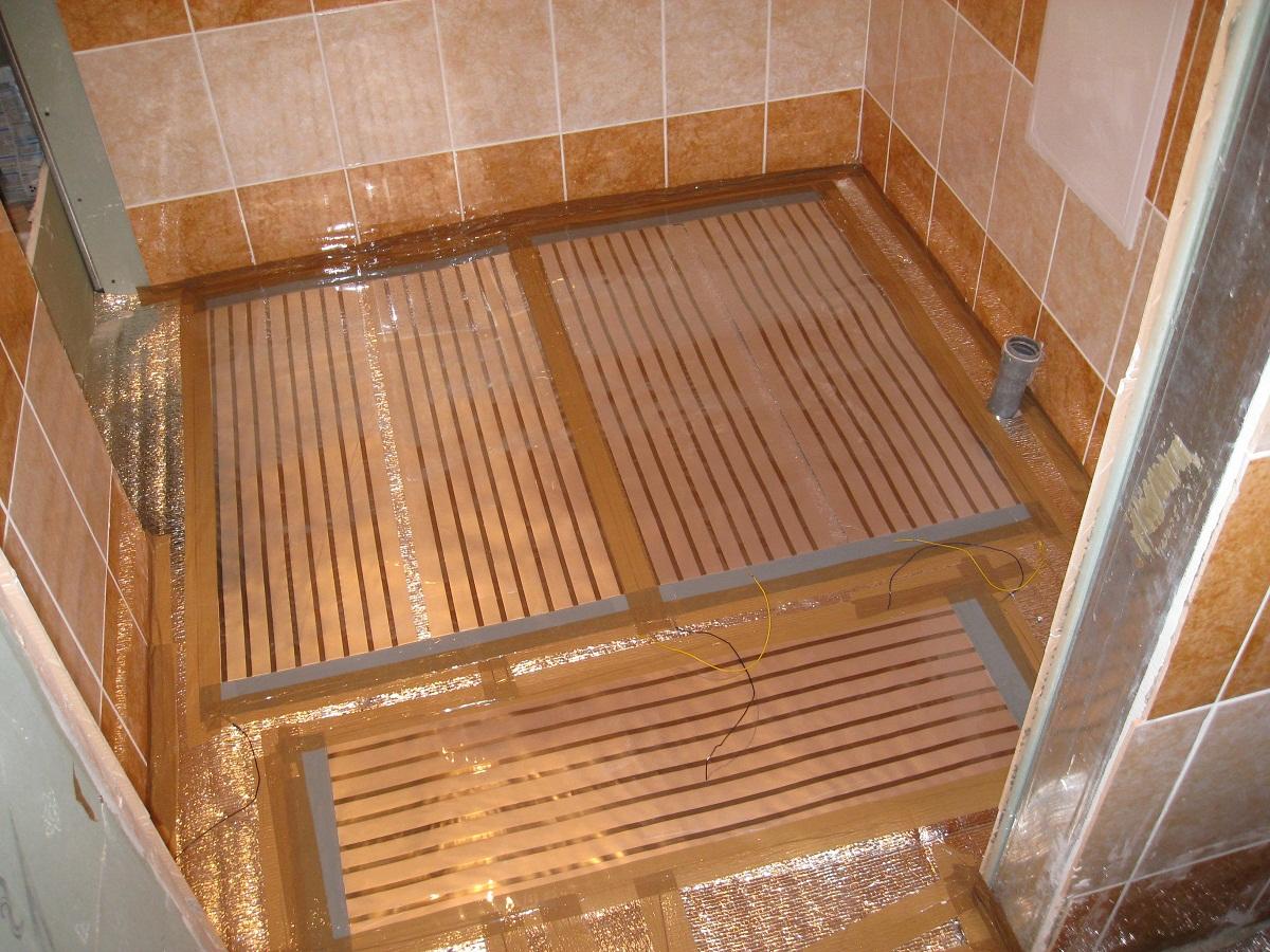 Отличным решением является использование пленочного электронагревателя на полу, например, в ванной комнате 