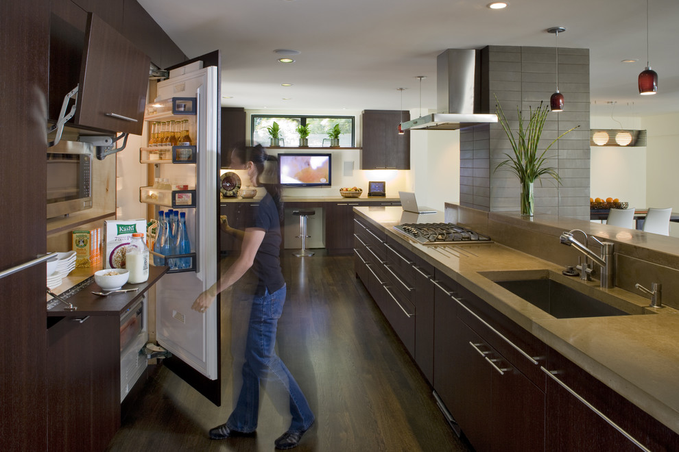Кухонный гарнитур со встроенным холодильником