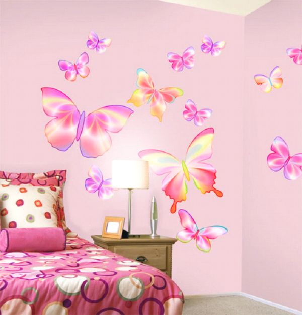 нарисованные бабочки на стене