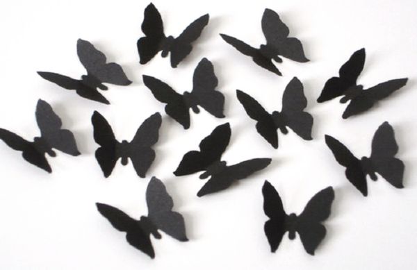 чёрные бабочки на стене