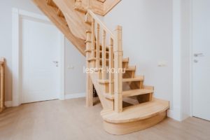 Деревянная лестница с поворотом на 90