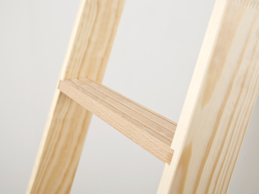 деревянная приставная лестница