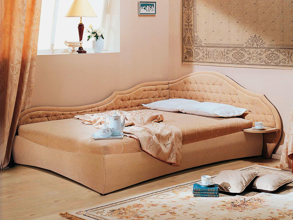 Кровать с угловым изголовьем в классическом стиле