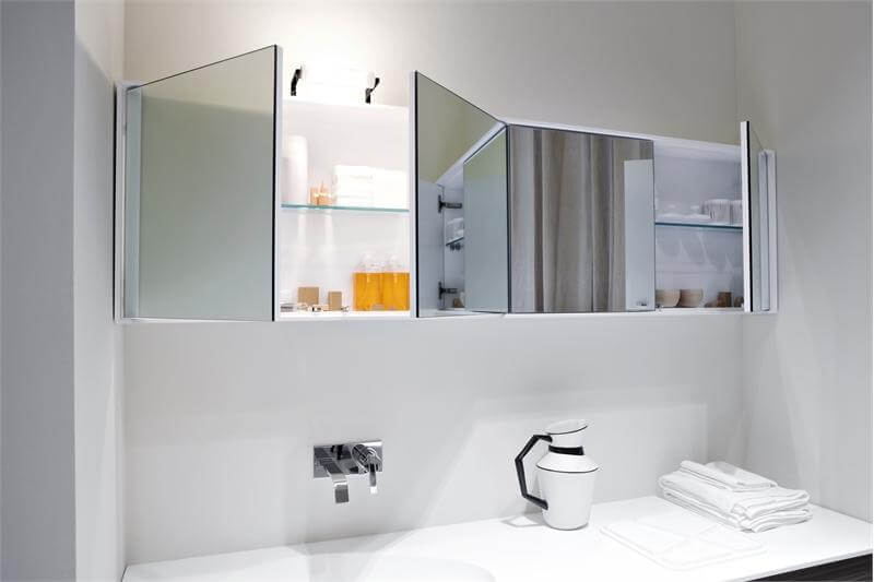 настенные шкафы в ванной с распашными зеркальными дверцами