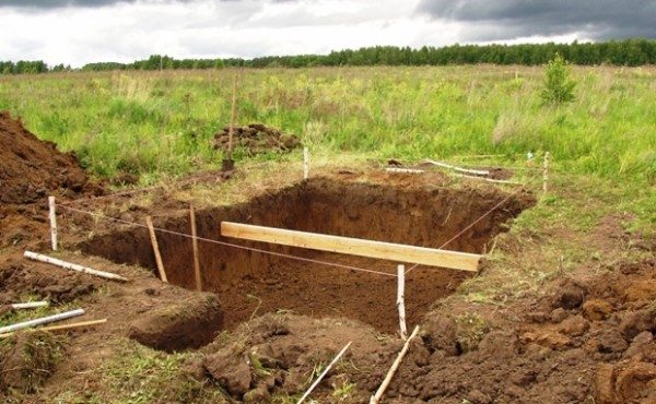 Котлован на участке под строительство погреба