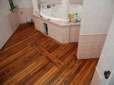 Деревянный пол в ванной комнате
