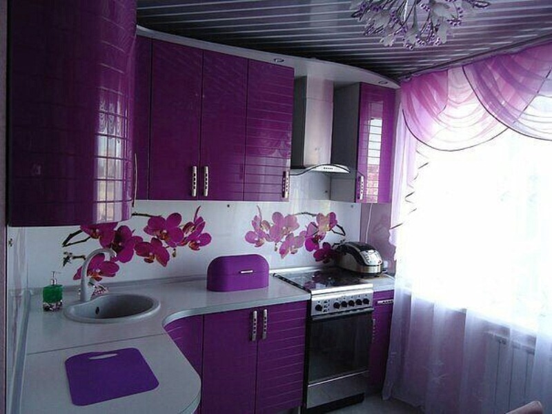 Маленькая кухня в лиловом цвете