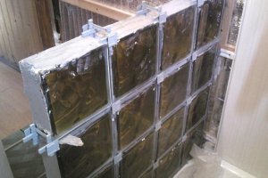 Монтаж стеклоблоков в фанерную решетку