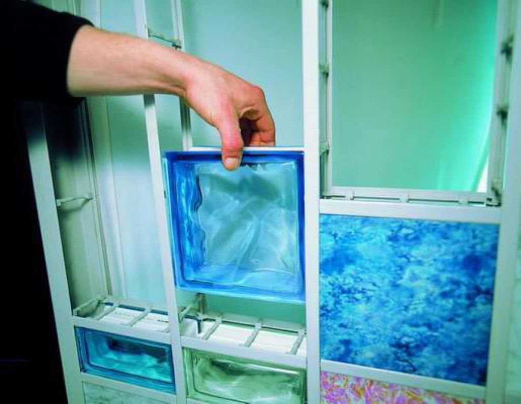 Душевые перегородки из стекла: типы материалов, инструкция по монтажу