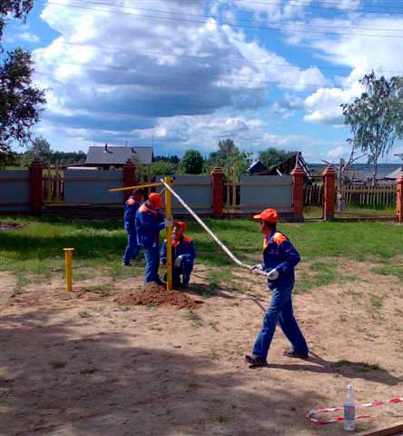 zavinchivaniye-svai-fundamenta-pod-karkasnyy-dom