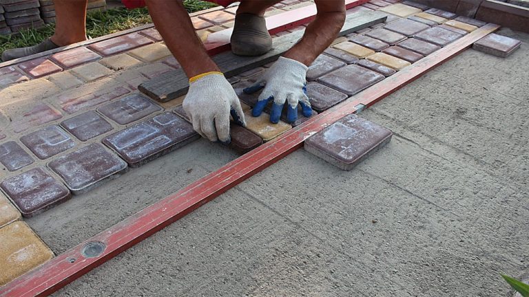 Укладка тротуарной плитки на бетон