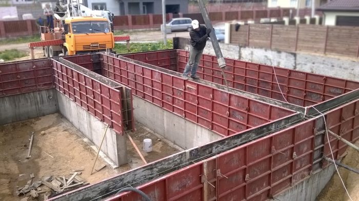 Заливка бетона в формы опалубки