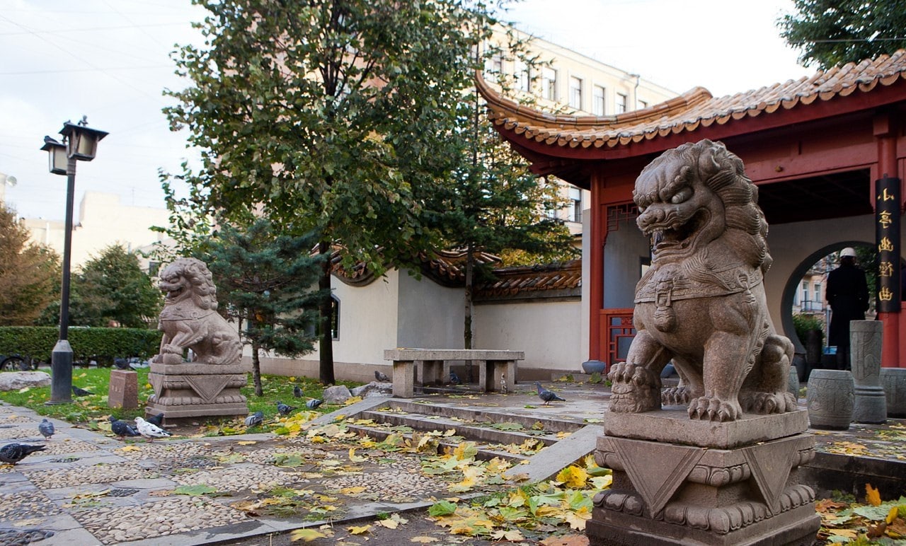 Каменные львы в китайском саду