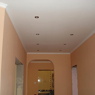 Классический натяжной потолок с прочным плинтусом