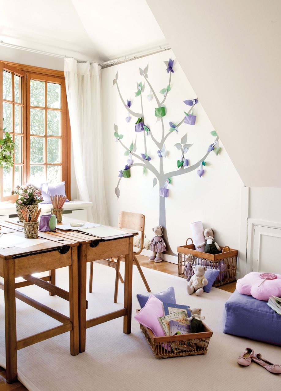 Детская комната для девочки с деревом на стене