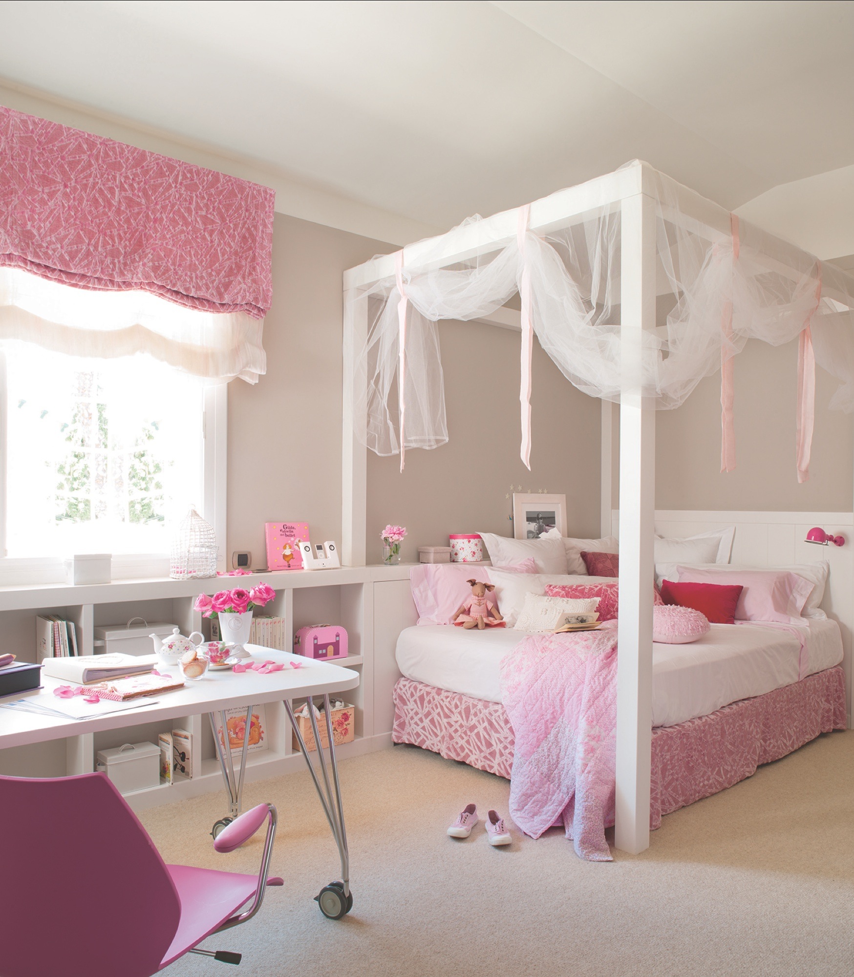 Кровать для детской комнаты девочки